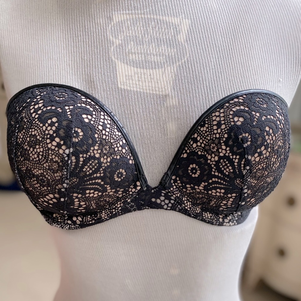 Victoria Secret— Strapless Bra—Deep V—32D— Black